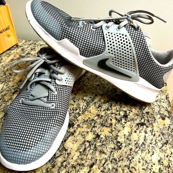 nike arrowz grey